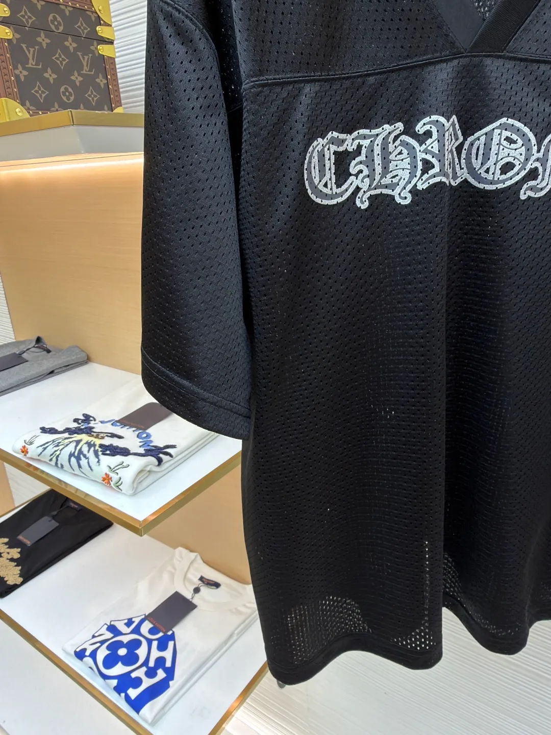 Chrome Hearts Mesh Jersey Short Sleeve ●Item No.: 1682417-A10 ●Material: Mesh Fabric ●Technology: Glue Printing ●Color: Black ●Type: Loose Fit ●Weight: About 305 Grams ●Size: S-M-L-XL ●Description: Customized Obsidian Star Mesh Cloth Cool, breathable and comfortable to the skin Because of its unique mesh structure, it can effectively discharge heat and moisture from the body. Mainly based on obsidian black. Give a deep sense of luxury. Western Gothic body text is embedded in the mesh gaps to control the visual focus. Unique V-neck design. Modify the neck line. Numbers are integrated into the ritual expression of rock and roll beliefs. Interpret faith with rebellion. Dare to be broken. Leading the rebellion, using imported bright golden paste printing. The printing has been modified three times with the film screen. Use glue liquid paint to print the pattern on the fabric. The fabric is baked to fix the printed pattern, and the fabric has been washed. It has better hand feel and texture. It is not easy to deform, not easy to shrink, not easy to fade Maintain long-lasting beauty. The overall wiring is straight and delicate, the fabric is comfortable and soft, and the color is consistent without color difference. It can be matched with the same style to create a fashionable look and control various occasions. Customized accessories, complete with three standards, same style for men and women!